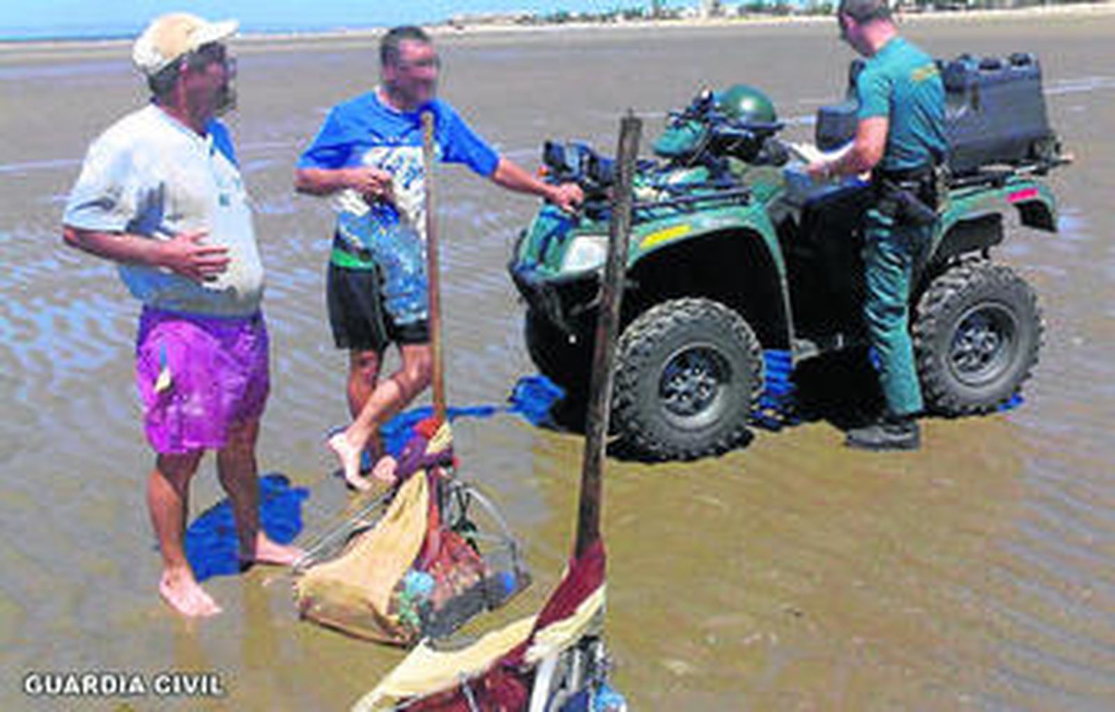 Un agente realiza una inspección a pie de playa.