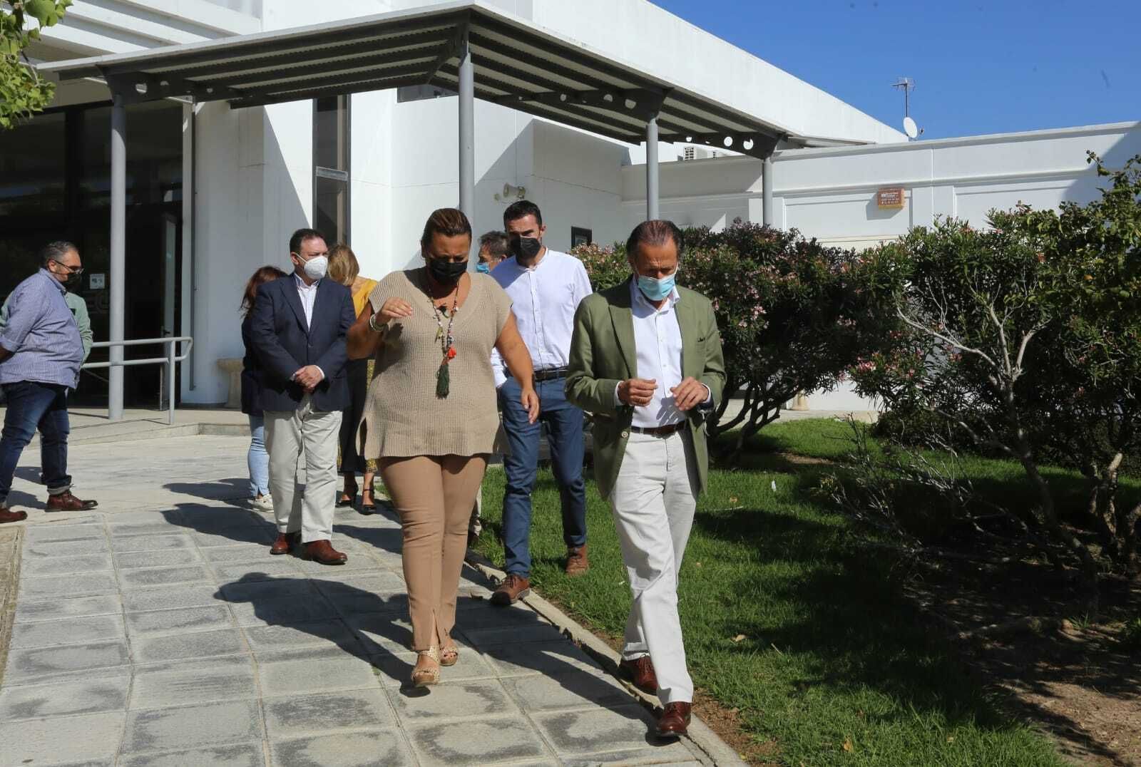Los representantes de Cádiz, Chiclana, Puerto Real y Cemabasa, durante el acto celebrado hoy jueves en el cementerio mancomunado.