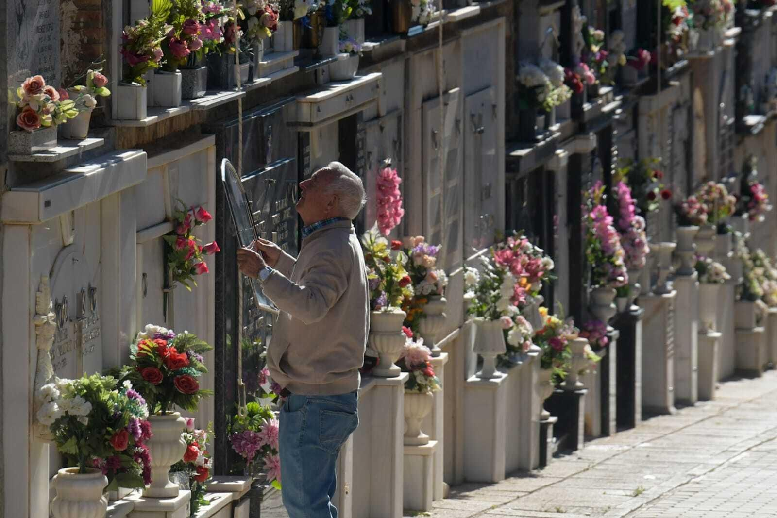 Las imágenes del Día de Todos los Santos en el cementerio de Granada