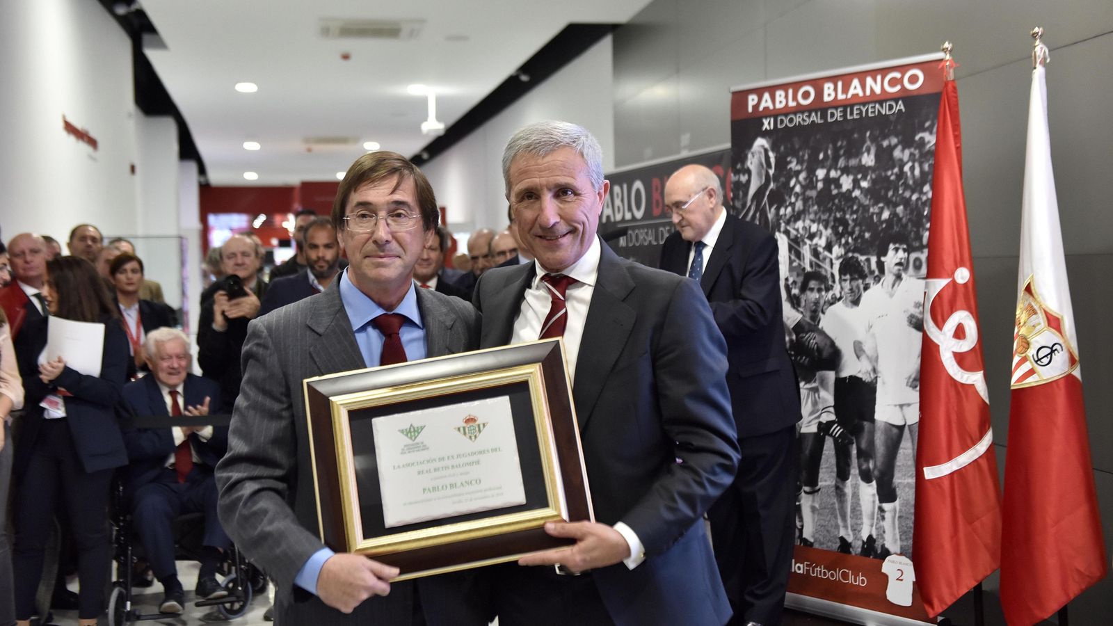 Cardeñosa le entrega un recuerdo de los Veteranos del Betis.