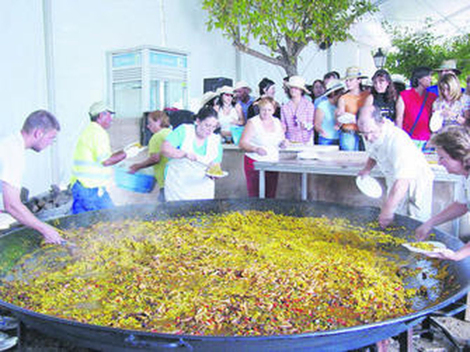 La paella congrega a un gran número de visitantes.