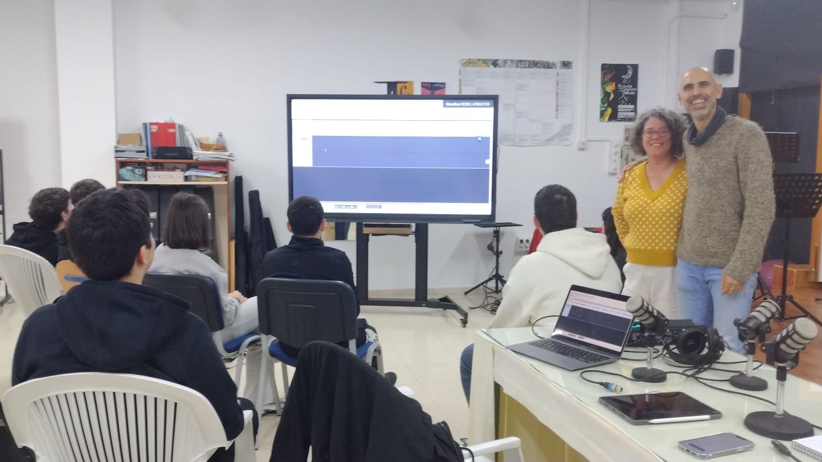 Los profesores Toni Ramos y Purificación Moreno, en una de las aulas del Bachillerato de Artes Escénicas.
