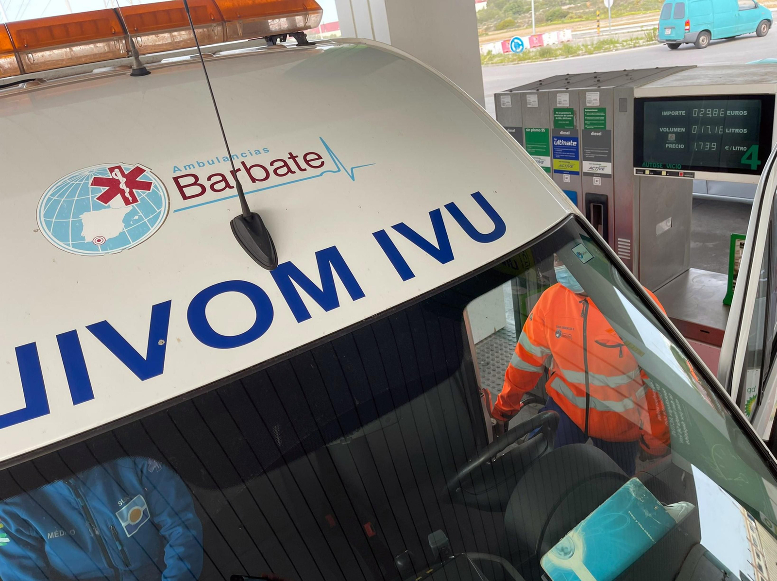 Una de las ambulancias repostando en una gasolinera