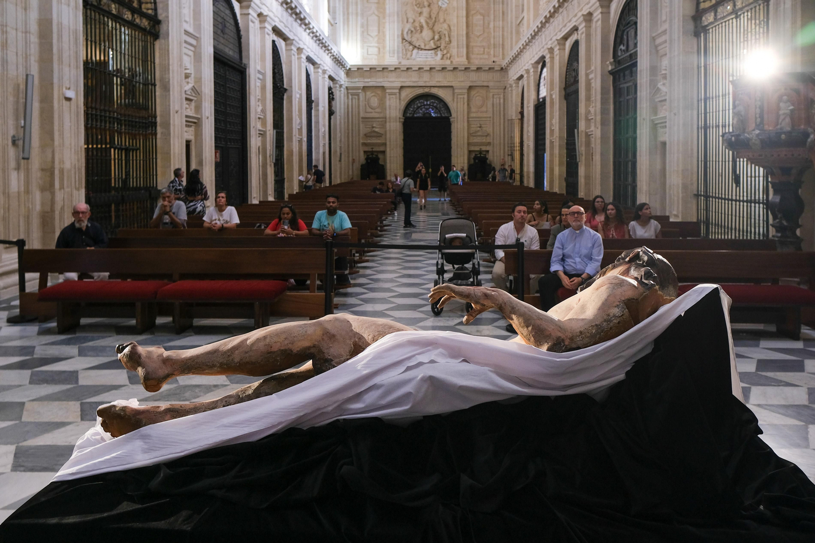 Cristo Yacente, obra de Pedro Roldán de la parroquia del Sagrario expuesto tras su restauración