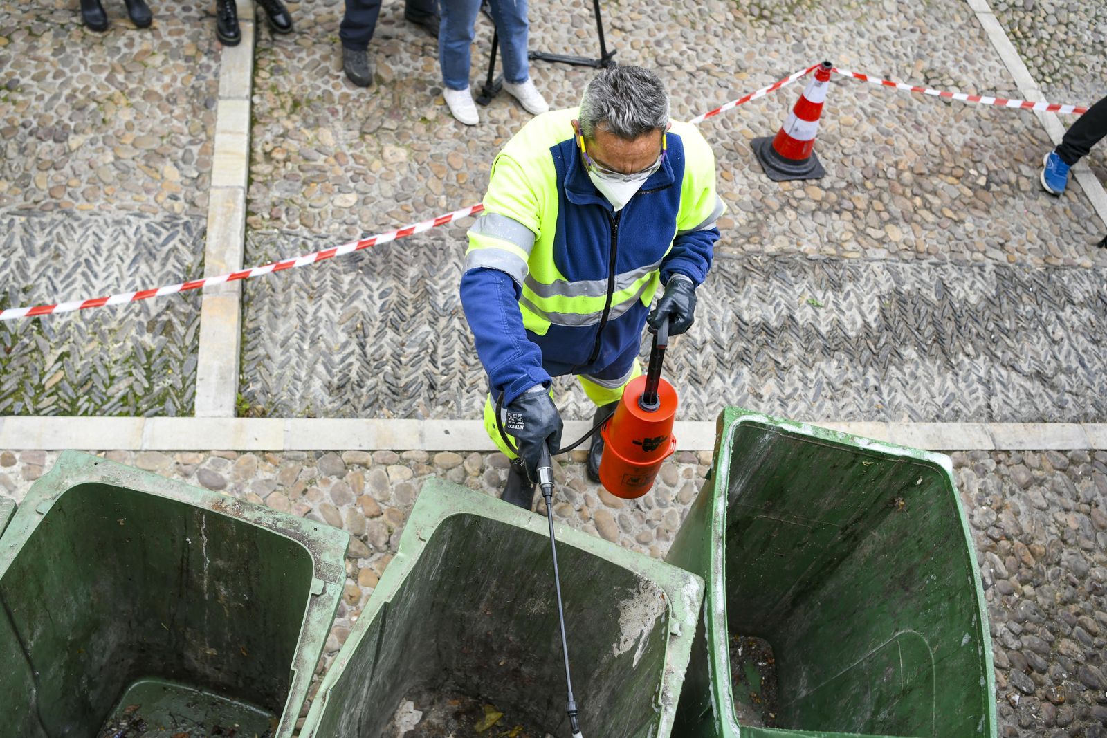 Fotos: acción contra el vandalismo y la suciedad en el Albaicín
