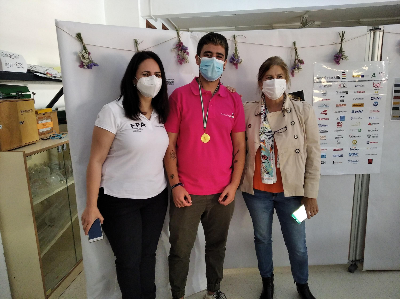 José Casto con su tutora y otra profesora.