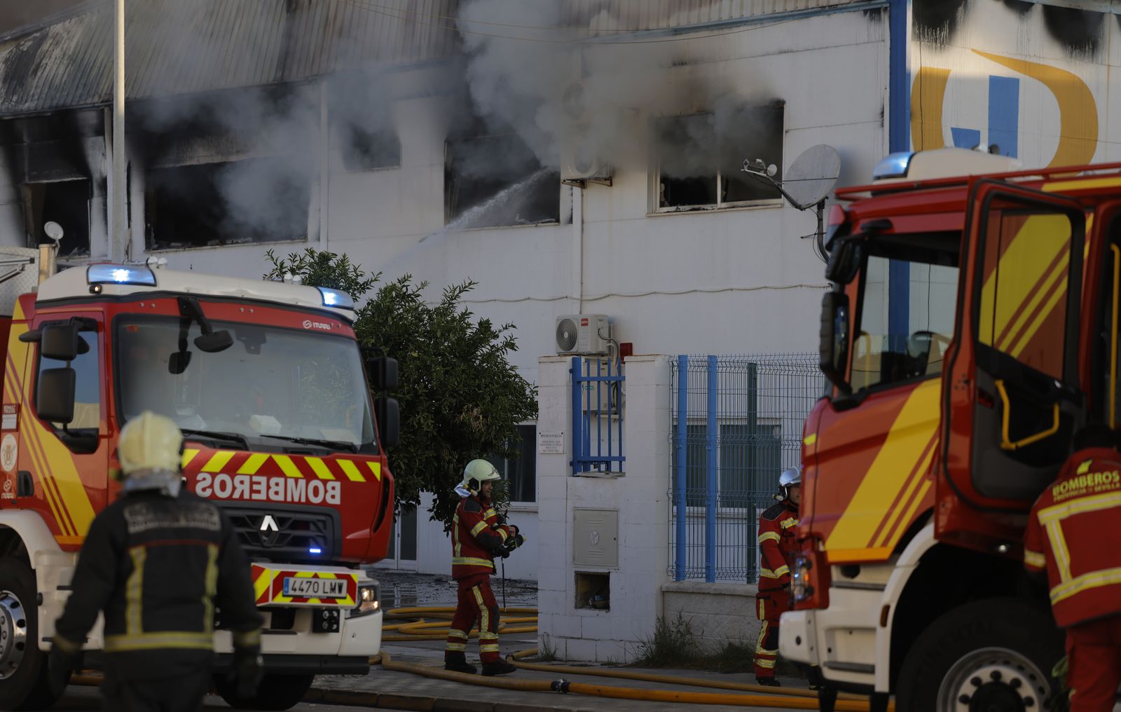 Las fotos del incendio de la fábrica de pinturas