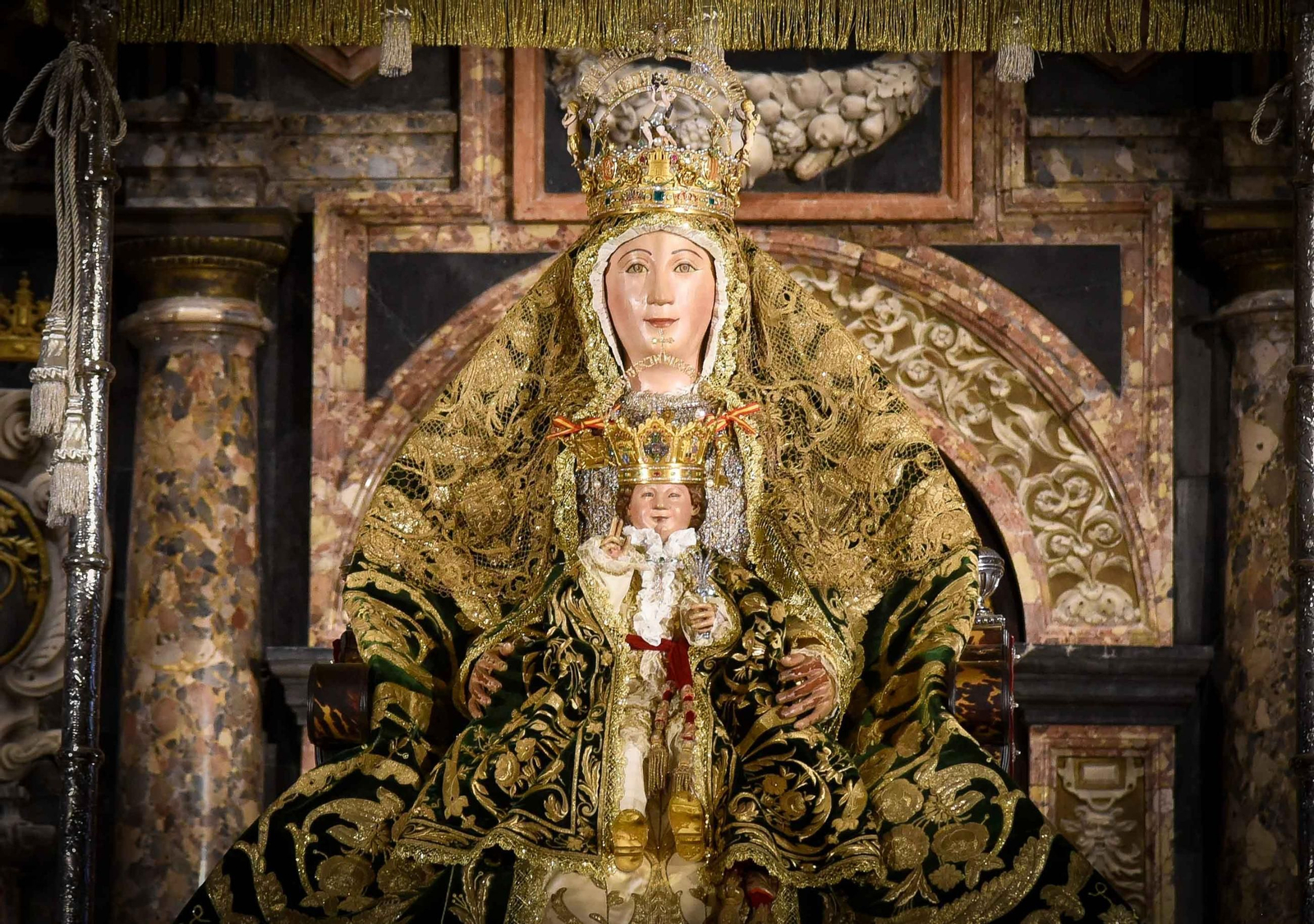 La Virgen de los Reyes, ya dispuesta para la procesión