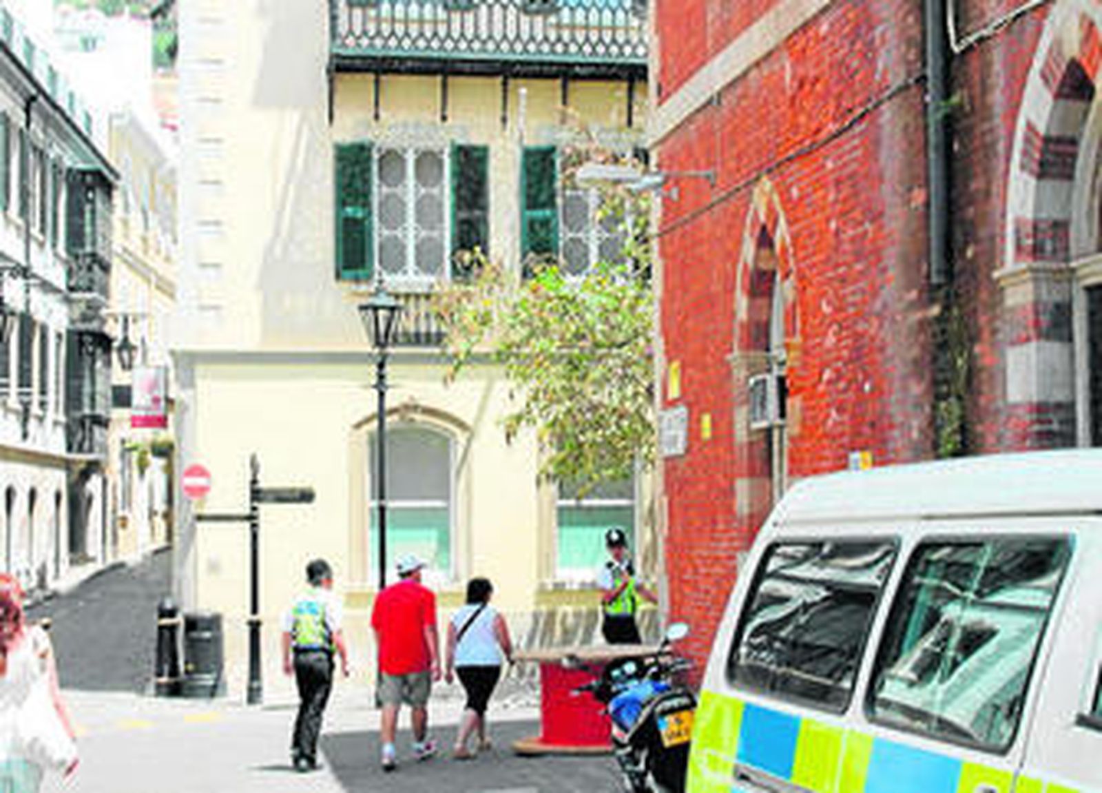 Jaime Bejarano y su novia son escoltados por los agentes a la Comisaría de Gibraltar.