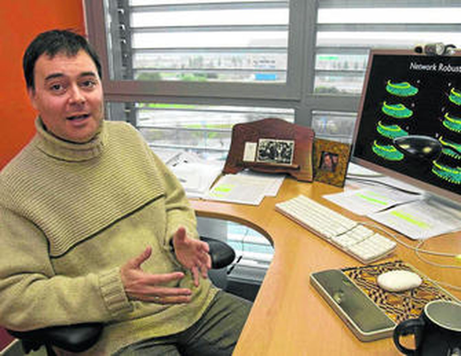 Bascompte, en su despacho de la Estación Biológica de Doñana.