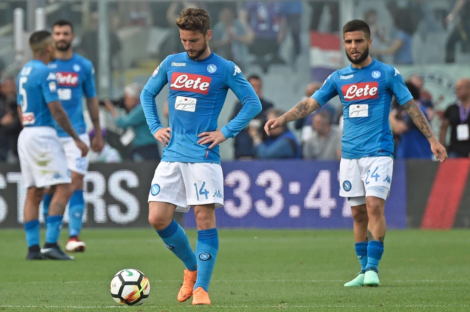 Mertens camina cabizbajo en el Artemio Franchi de Florencia.