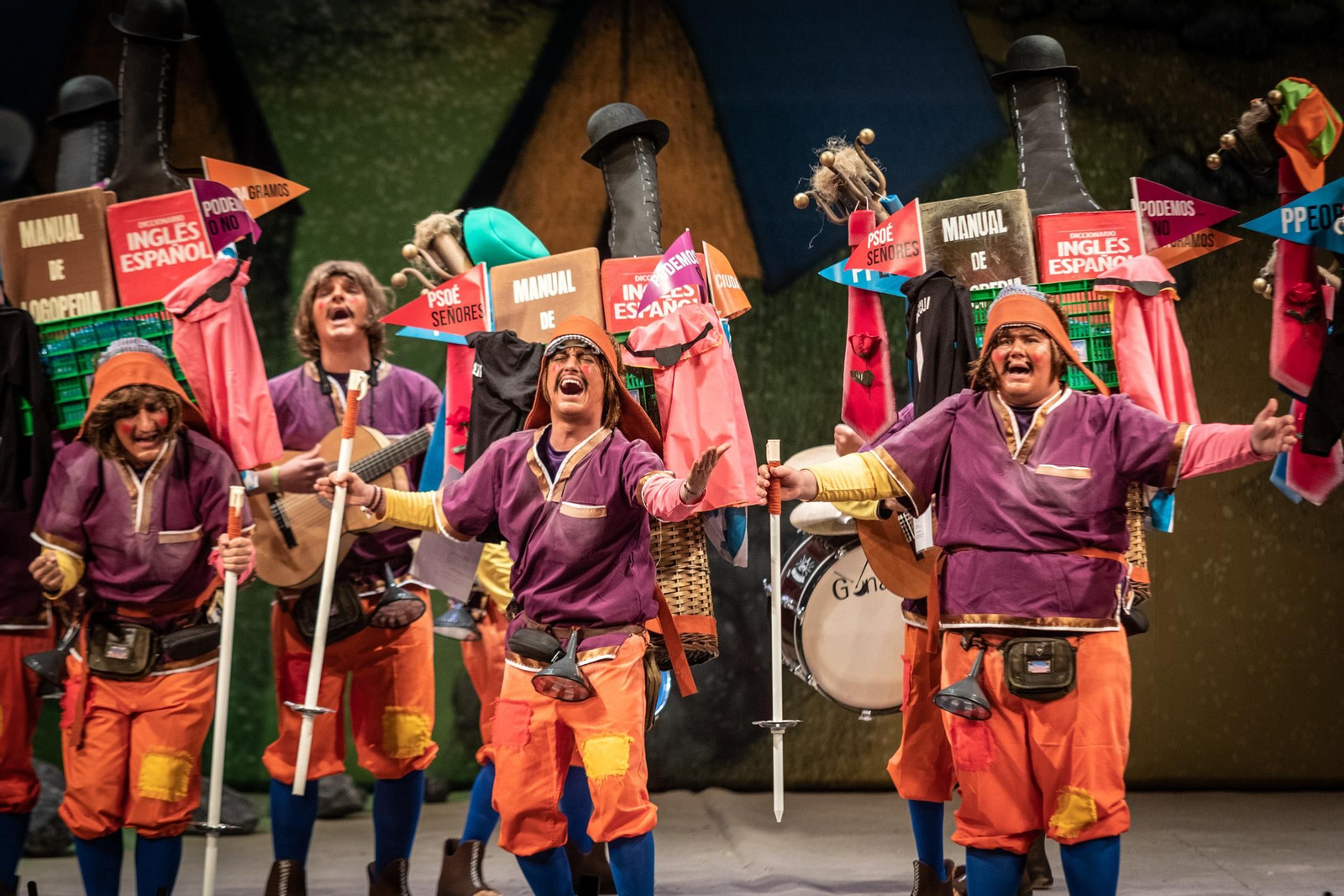 La chirigota 'Qué cruz de guía' sobre el escenario del Falla