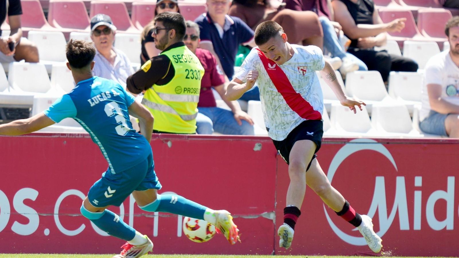 Oso se echa un balón en largo para superar a su defensor