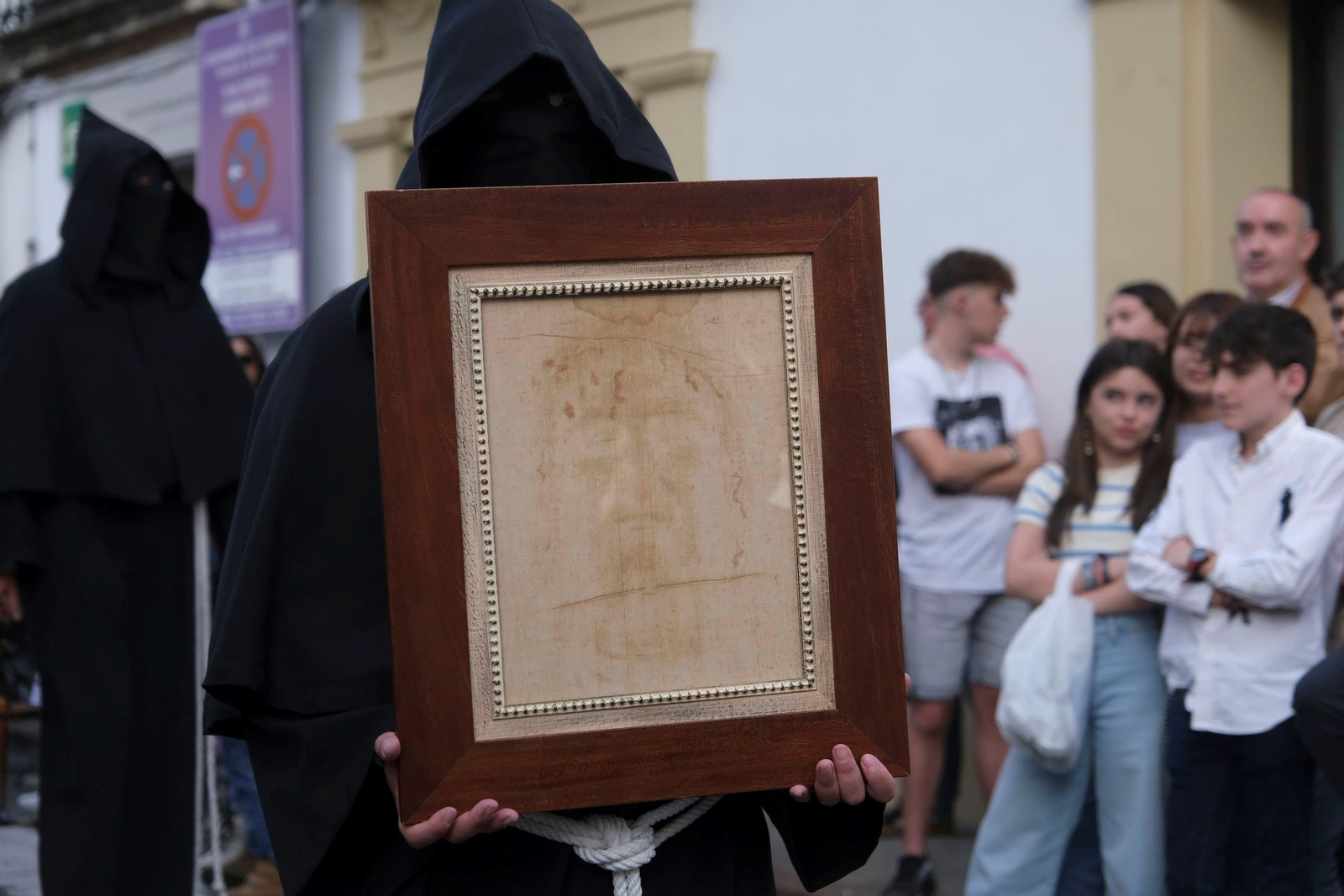 Martes Santo en Córdoba: la procesión de la Universitaria, en imágenes