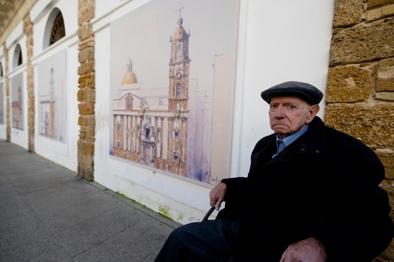 El artista, Juan Manuel Fernández-Pujol, ante una de sus obras.