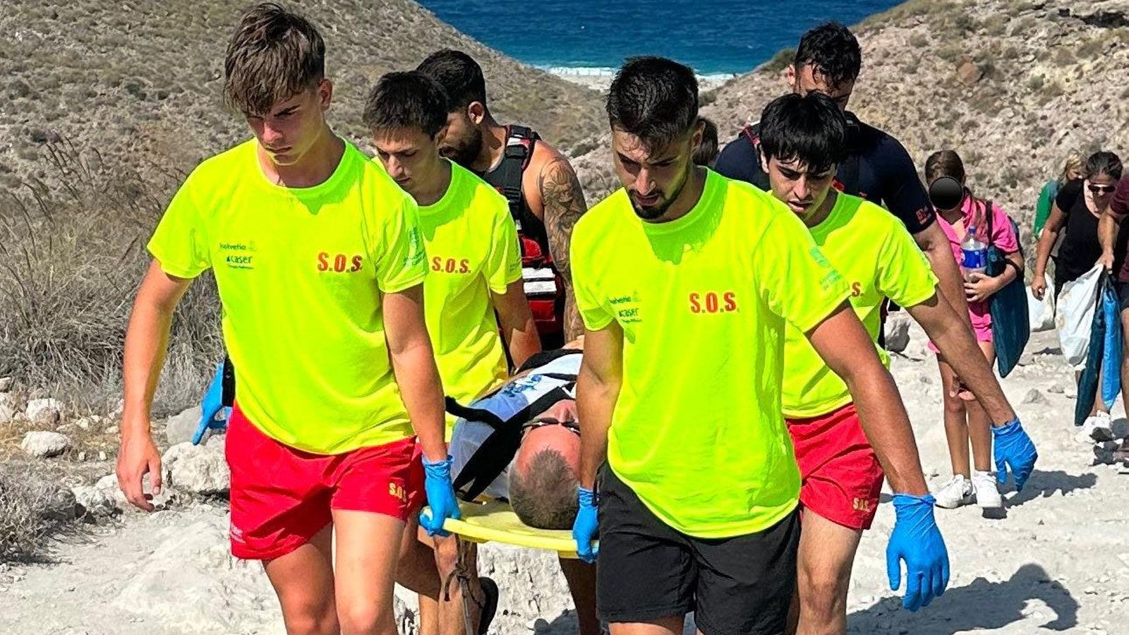 Rescate de un bañista a principios de julio en la playa de Los Muertos.