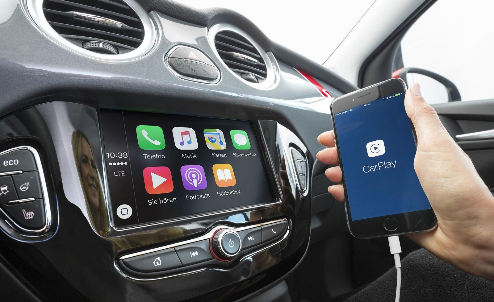 Actualmente 'tocar' el móvil en un semáforo supone 3 puntos menos y 200 euros de sanción.