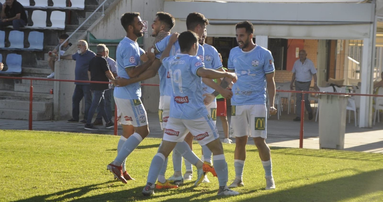 Los jugadores del Ciudad de Lucena celebran un gol.