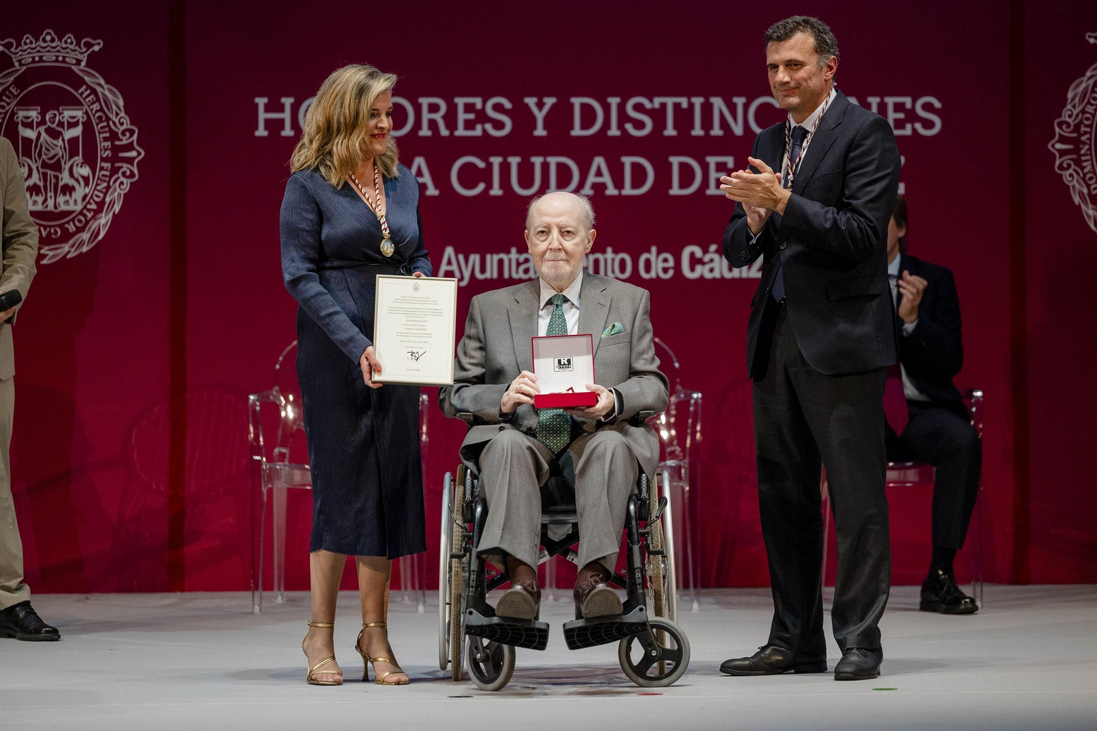 Las imágenes del acto de entrega de los títulos de hijos predilectos y adoptivos y de las medallas de oro de la ciudad.