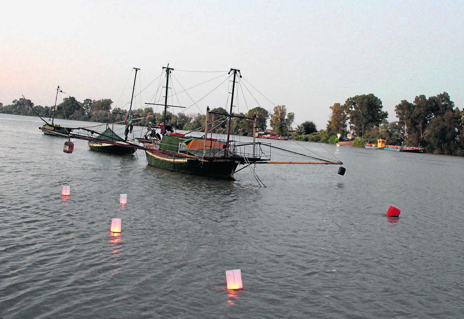 Grandes y pequeños disfrutarán de los farolillos flotantes lanzados desde Coria del Río.