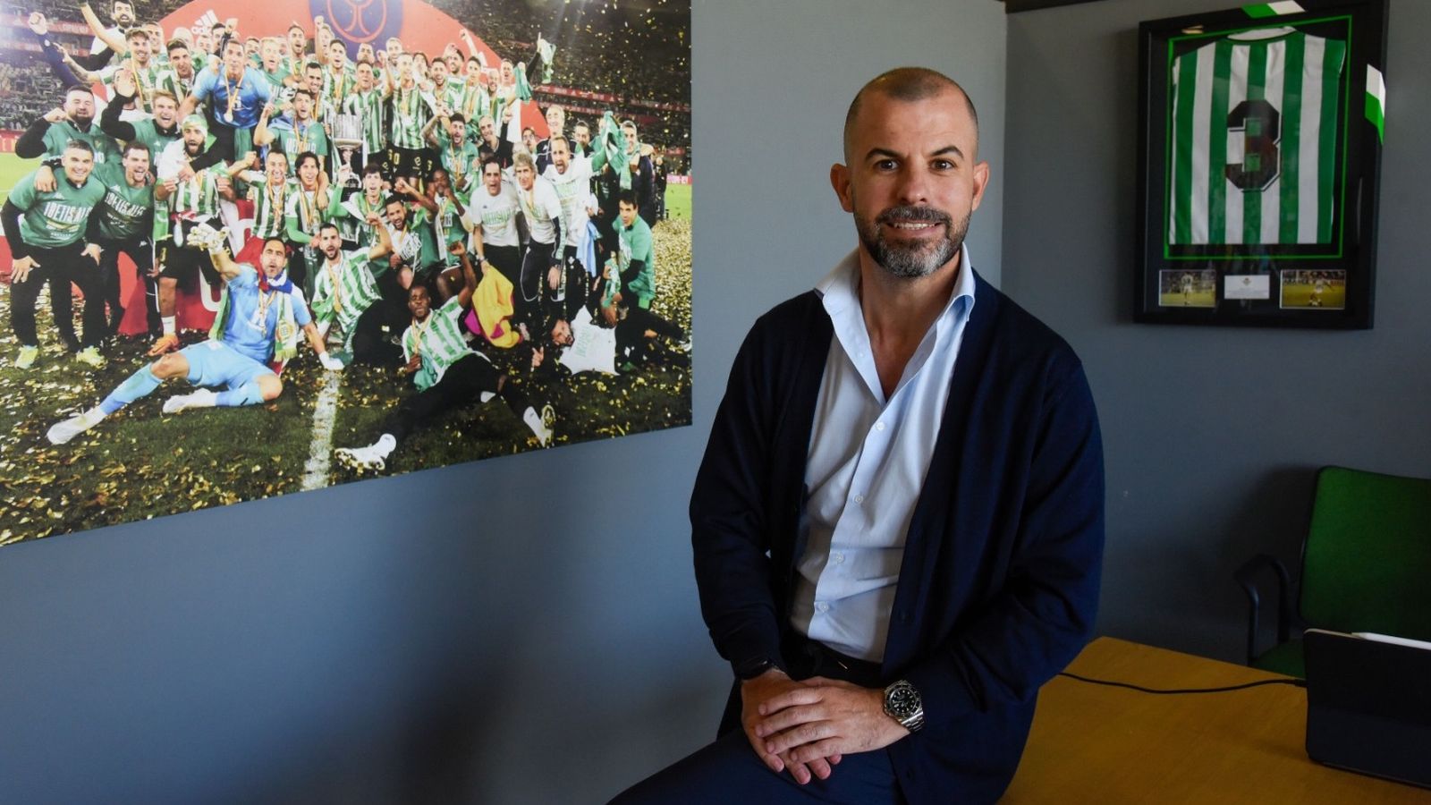 Manu Fajardo en su despacho posando para las cámaras de Diario de Sevilla