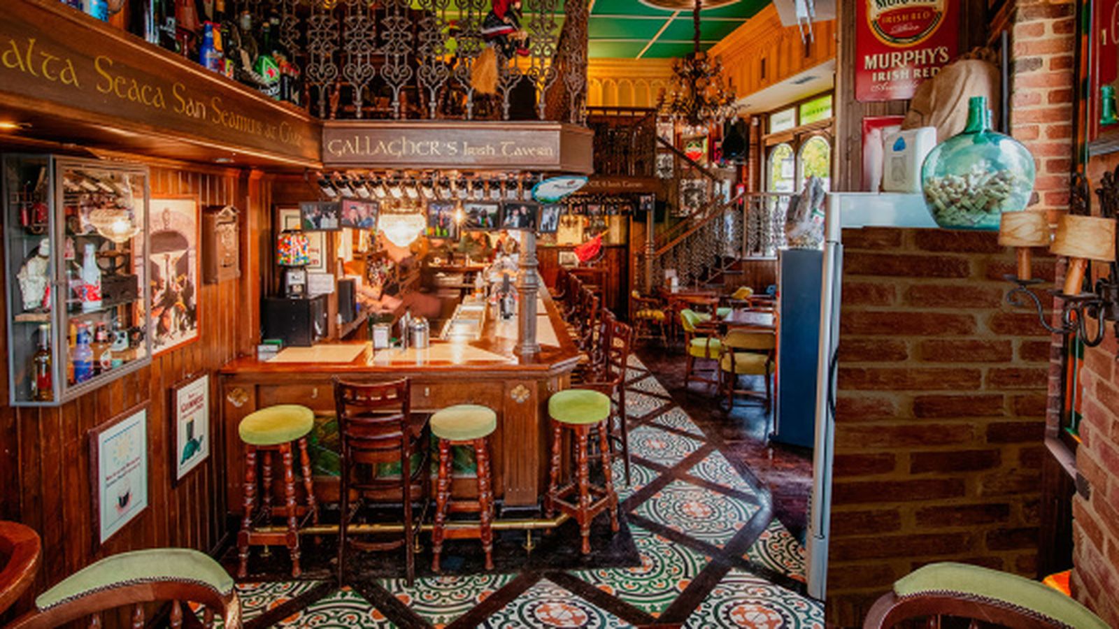 La taberna está decorada con elementos tradicionales de Irlanda. El bar cuenta con una barra tradicional, dos televisores y dos terrazas exteriores.