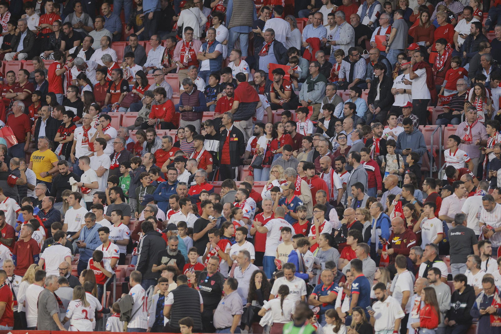 Búscate en las fotos del Sevilla-Betis