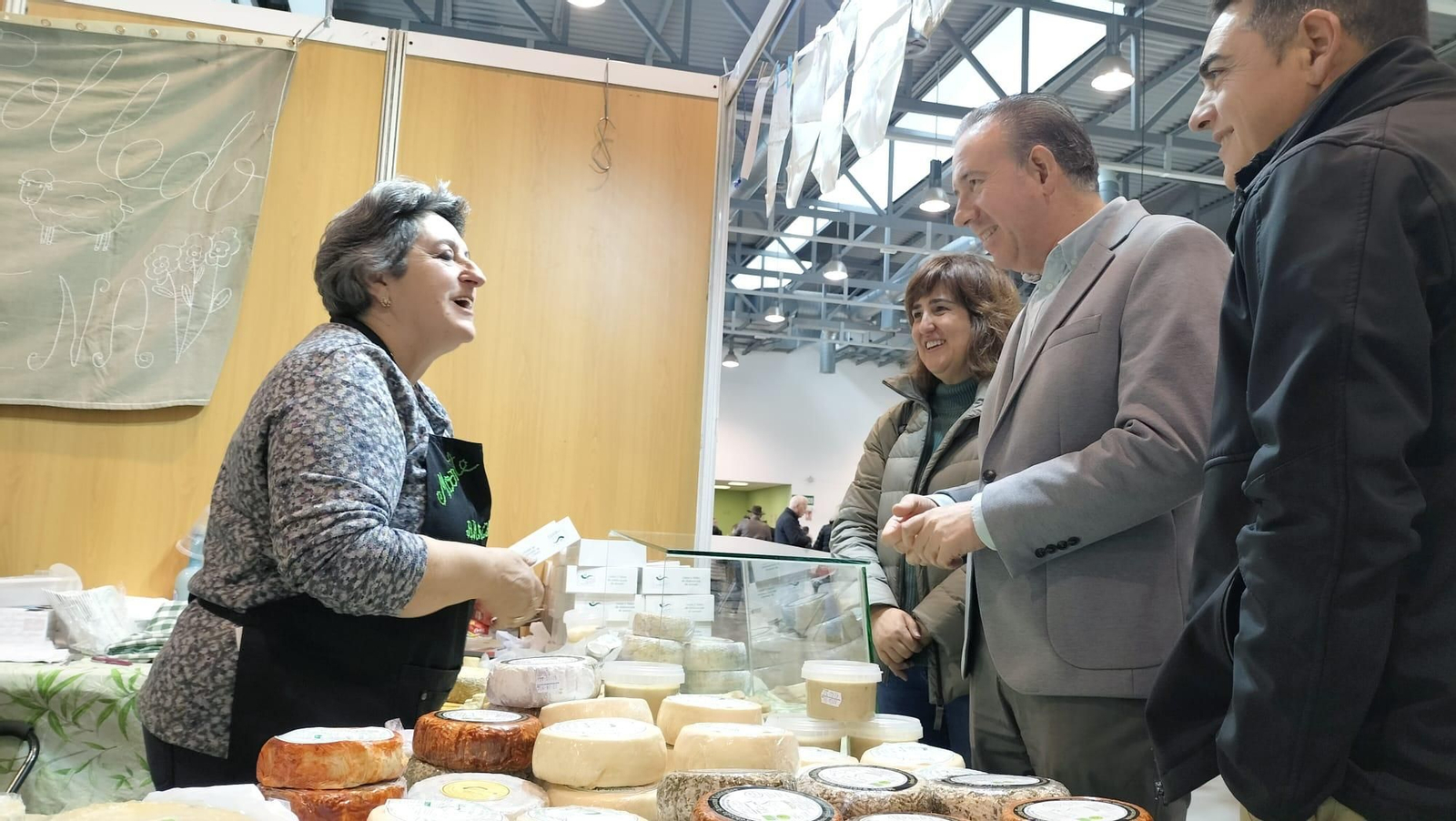 Una de las queserías, en plena venta.