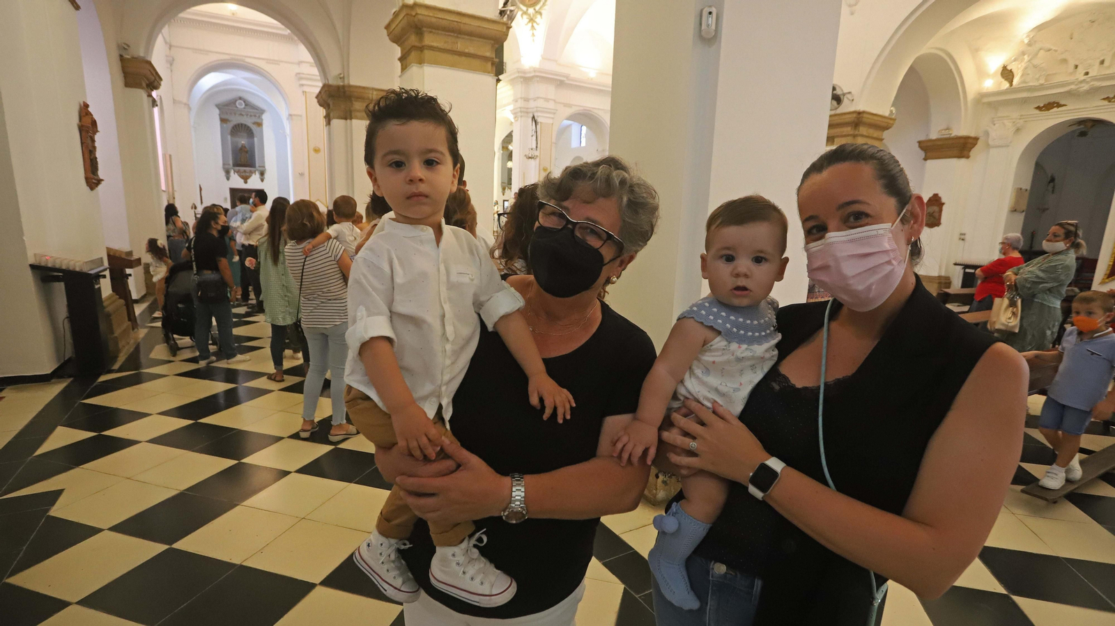 Fotos de la presentación de niños a la Virgen del Rosario en Los Barrios