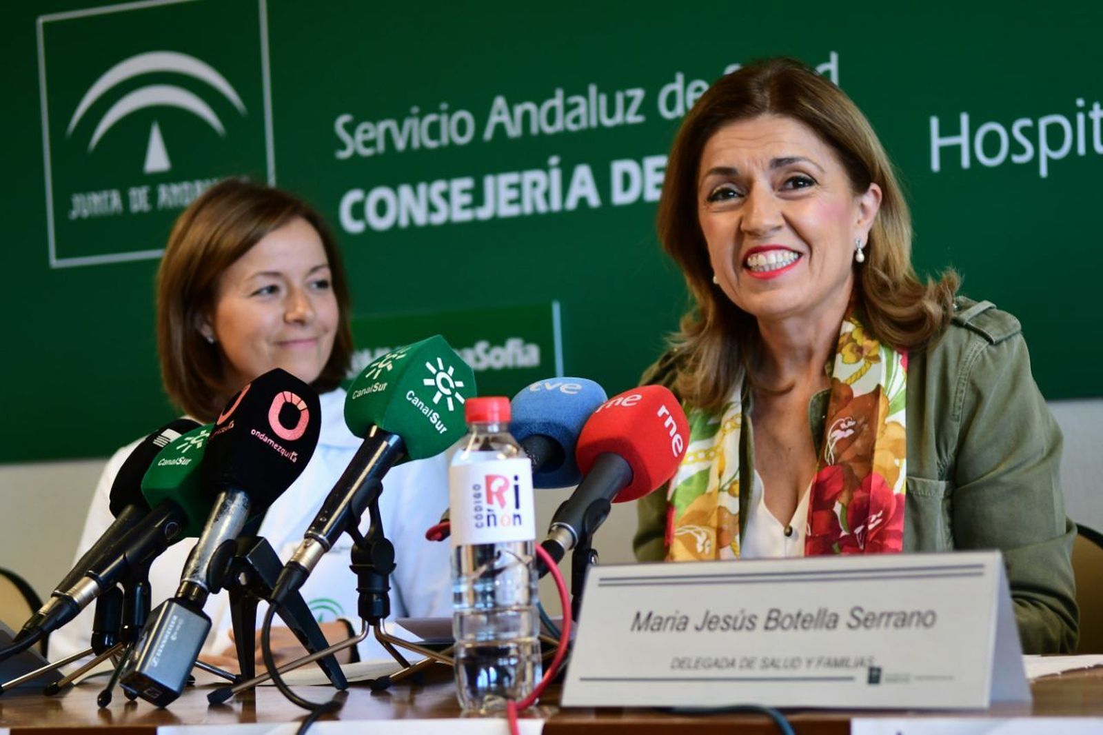 La gerente del Reina Sofía, Valle García, y la delegada de Salud, María Jesús Botella