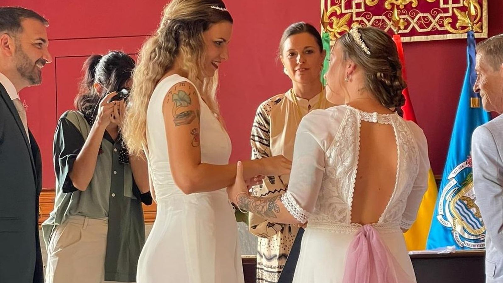 Mercedes le canta a Ana tras su boda en el Ayuntamiento de San Fernando