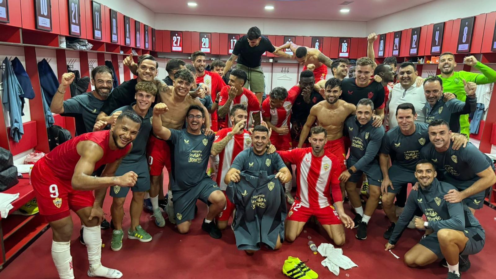 Los jugadores rojiblancos celebran el último triunfo liguero.