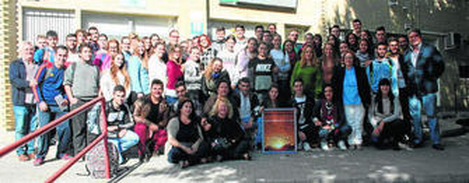 Alumnos de Gestión Comercial y Marketing, y de Comercio, junto al profesor Dionisio Asón Campos.