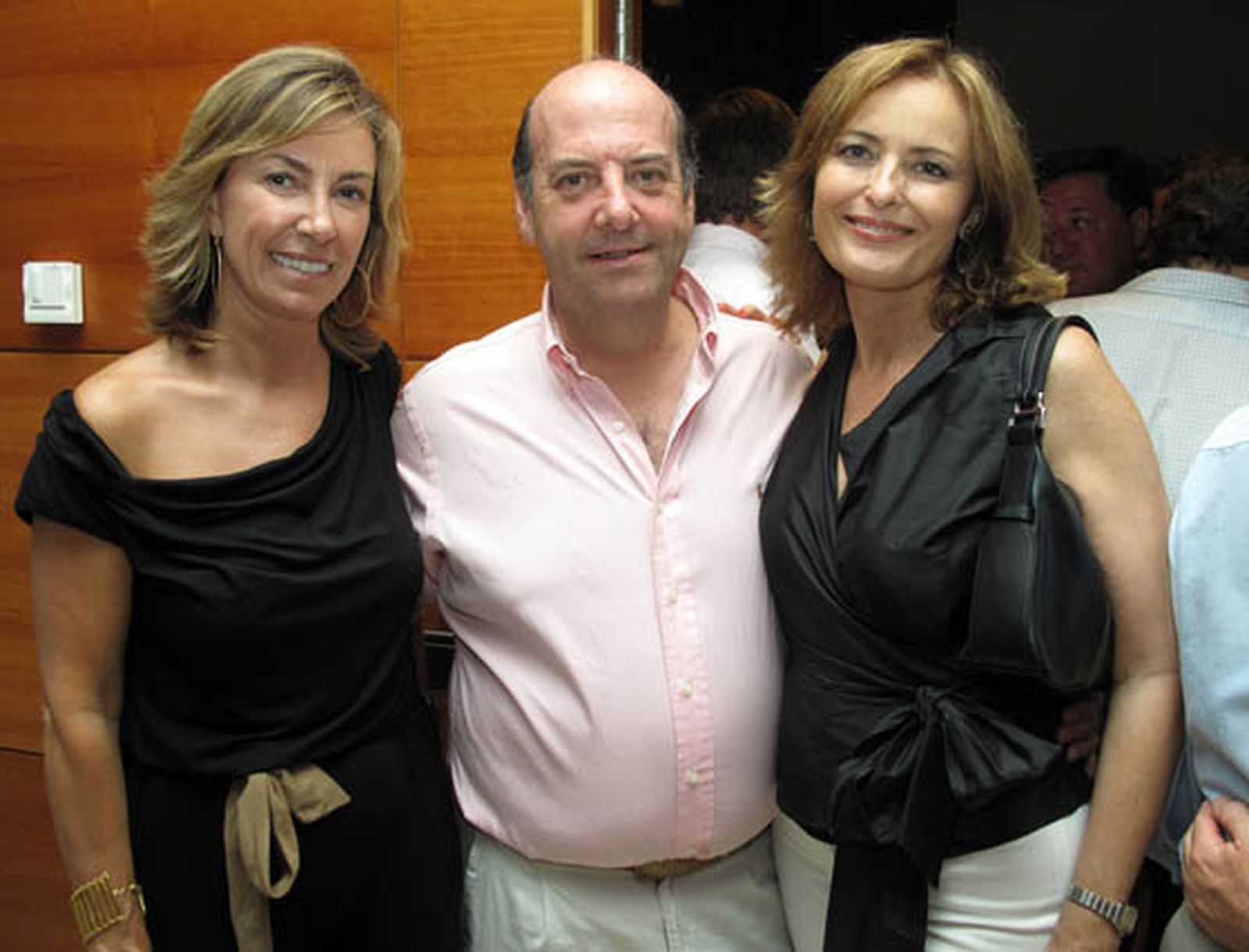 Almina Evans, Joaquín Gutiérrez, hermano de Quique y gerente de Jamones Lazo, y María Luisa Cobián.

Foto: Victoria Ramírez