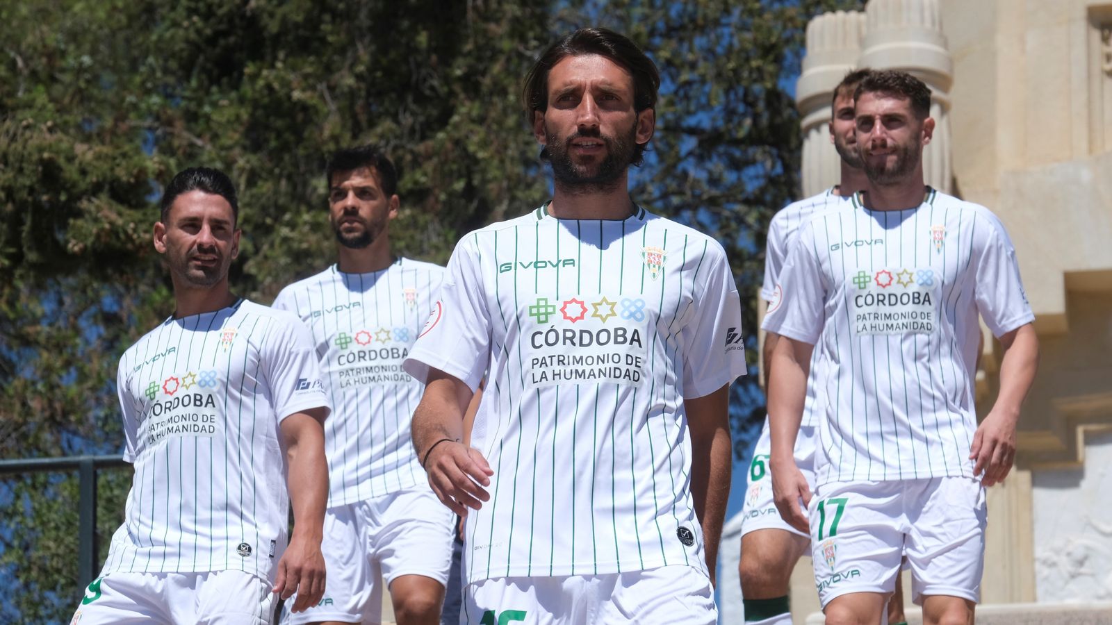 Álex Bernal, en primer plano, durante la sesión de fotos oficial del Córdoba CF.