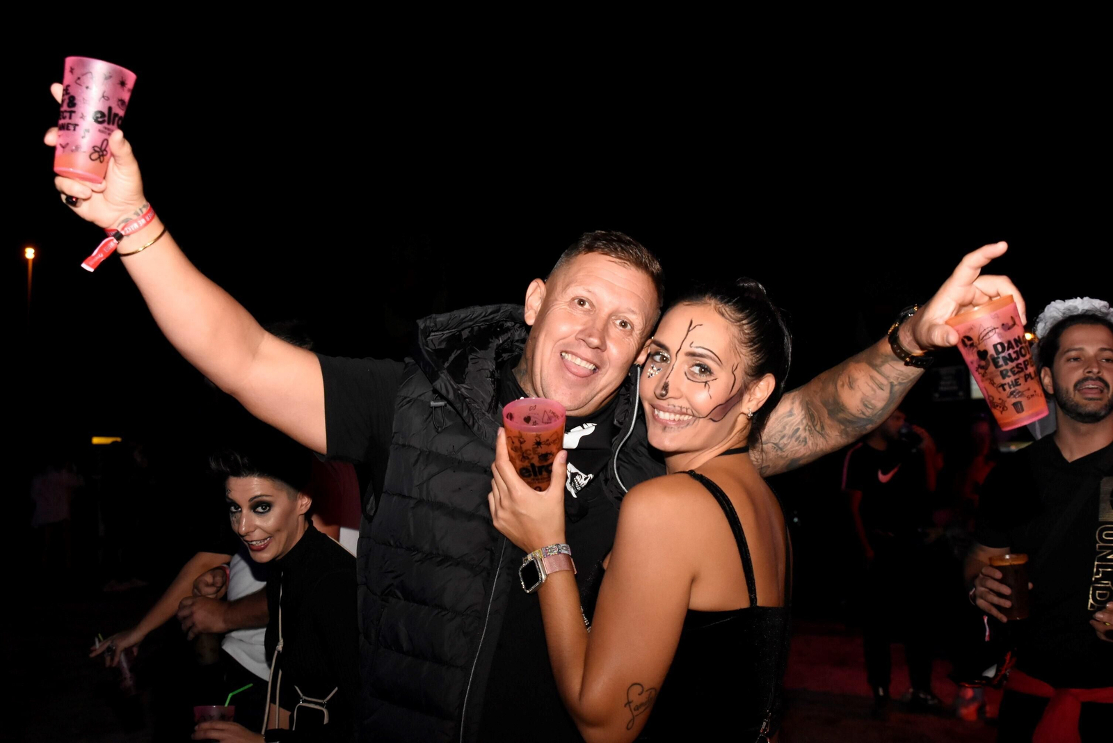 El festival Elrow reúne en Córdoba a miles de personas, en imágenes