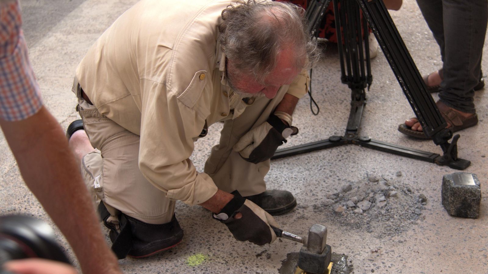 El artista alemán, Gunter Demnig, colocando un Stolpersteine en Motril