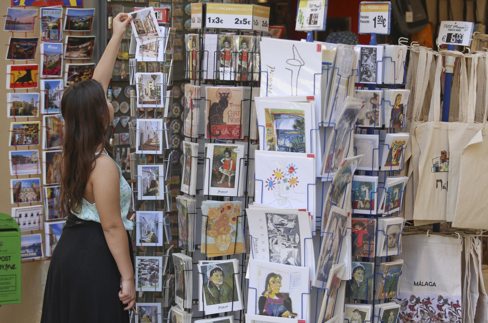 Las tiendas de souvenirs aseguran que los productos que más venden son imanes, postales y abanicos.