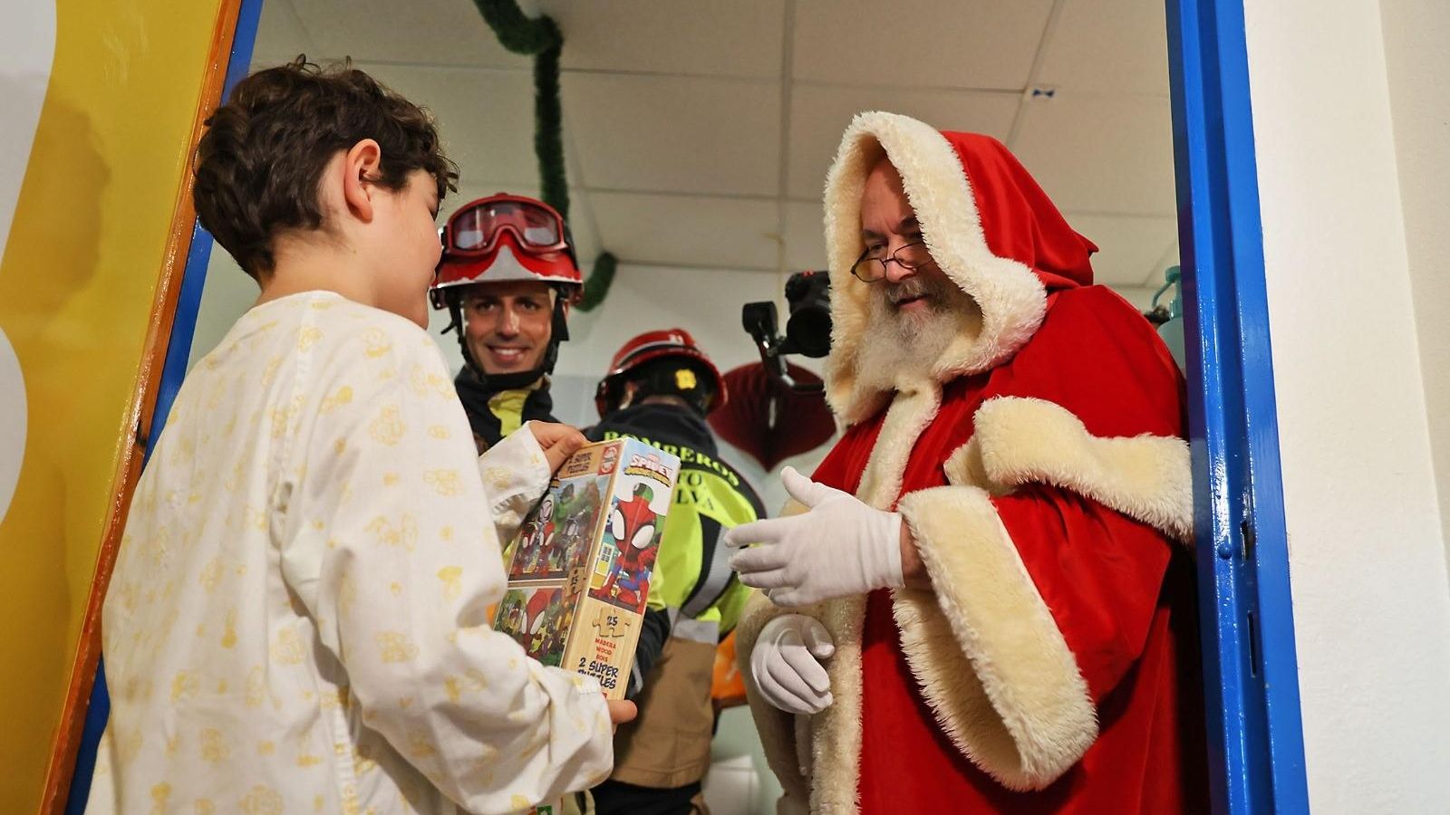 Papá Noel habla con uno de los niños.