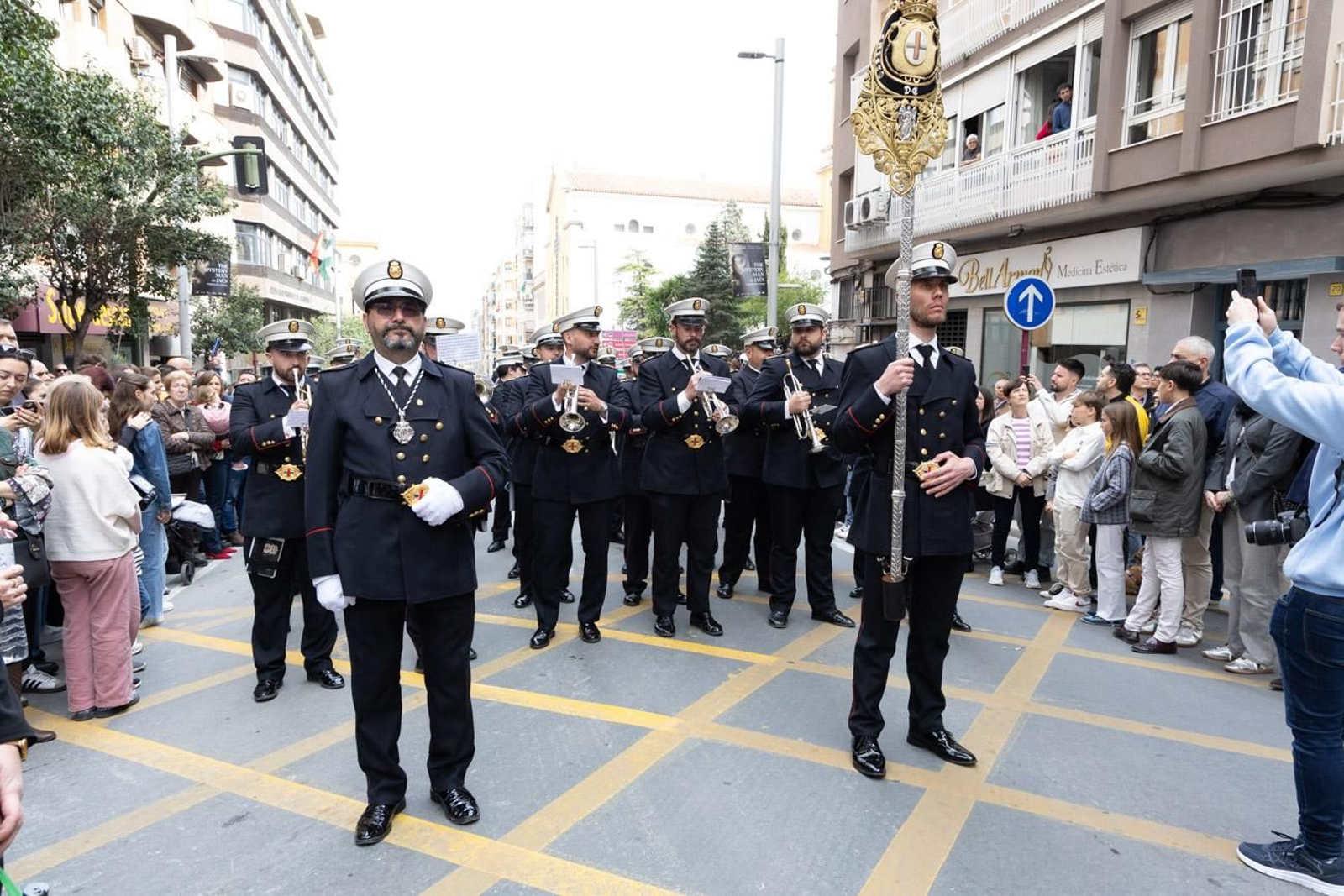 Los jiennenses se echan a la calle para presenciar la primera de las procesiones de la jornada: la Borriquilla (I)