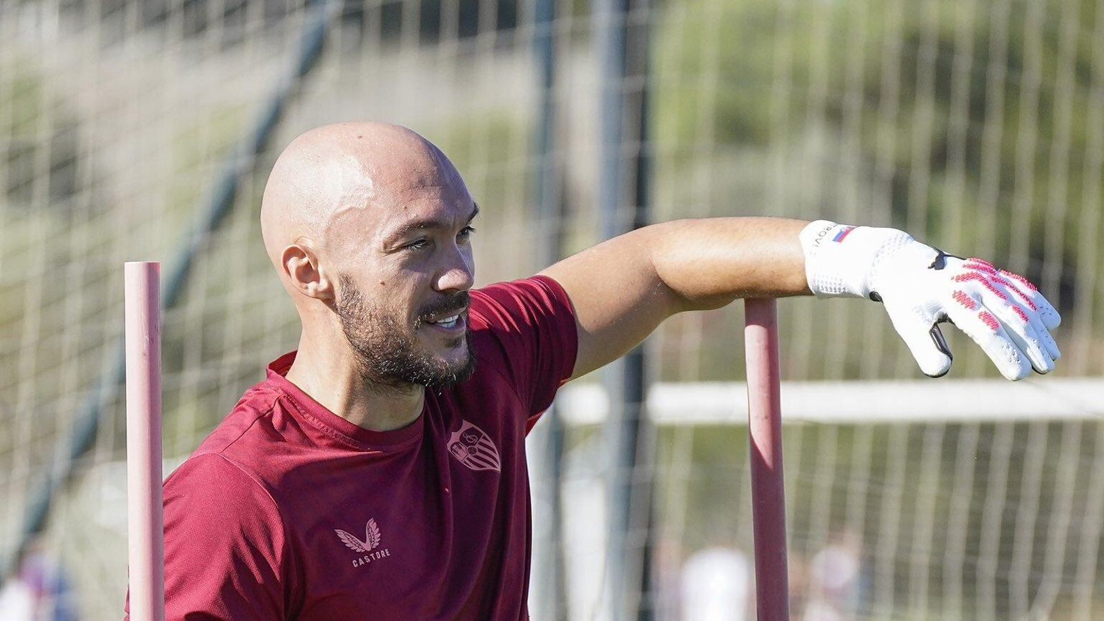 El portero serbio Marko Dmitrovic se ejercita en la CD José Ramón Cisneros antes del Sevilla FC-Villarreal CF.