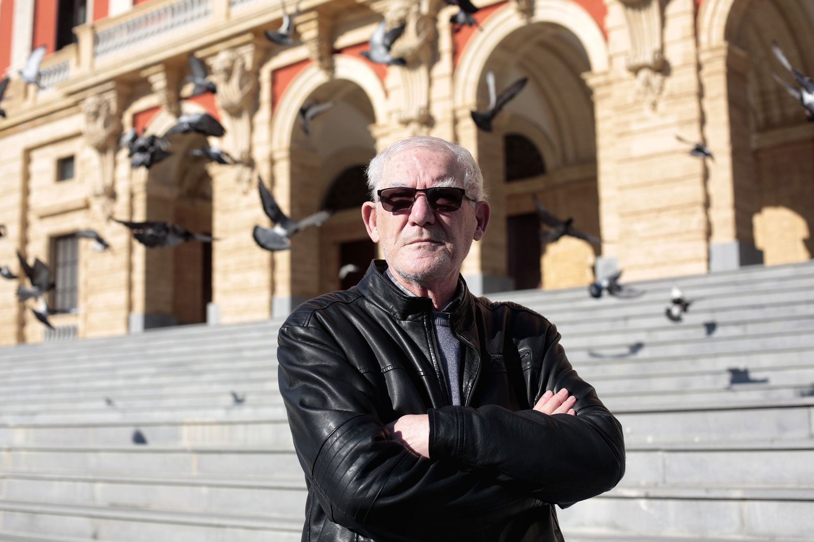 Francisco Carmona Merchán, fotografiado en 2022 frente al Ayuntamiento de San Fernando
