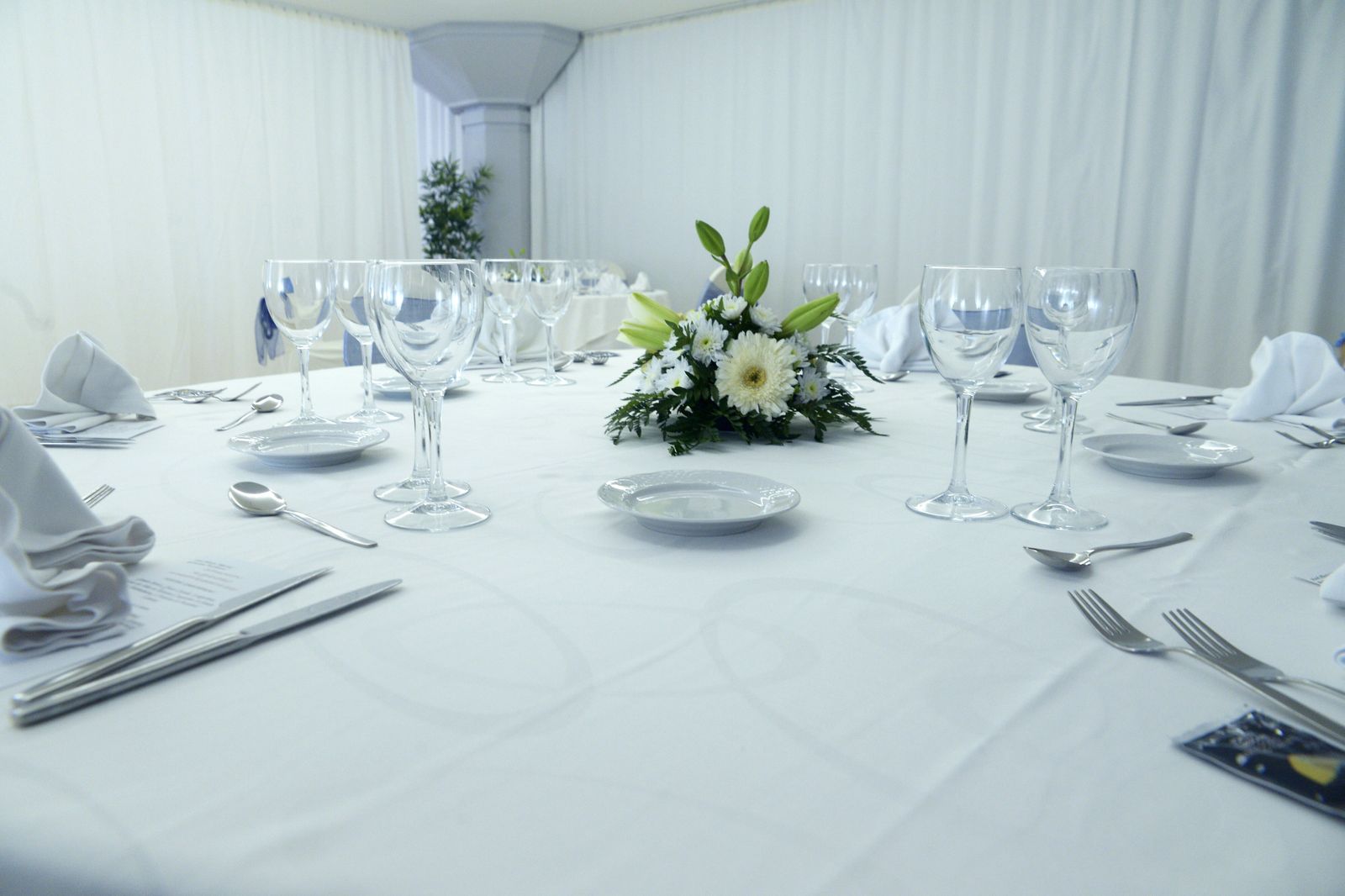 Mesa preparada para un convite.