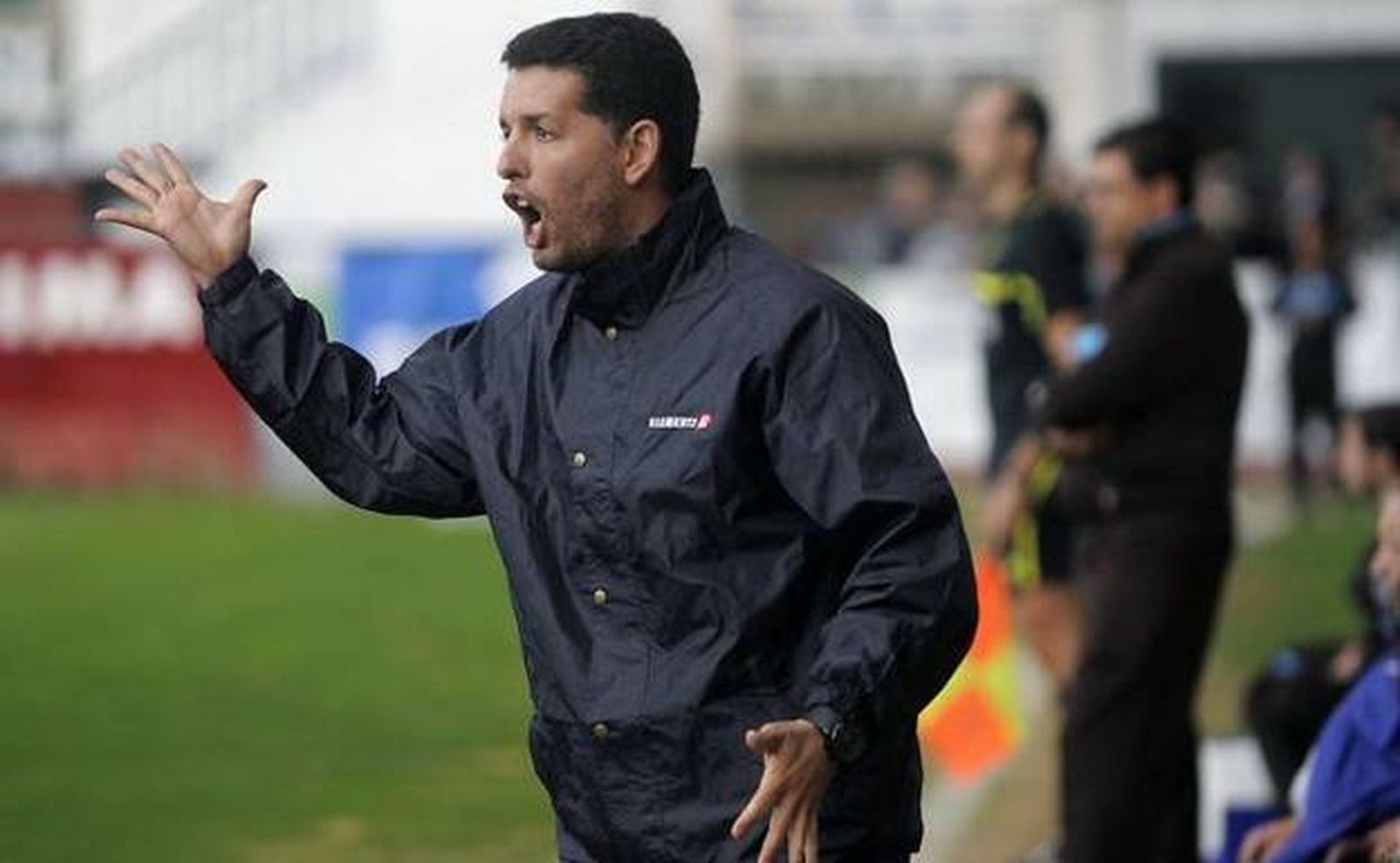 Sandroni, entrenador del Yeclano, da instrucciones a sus jugadores