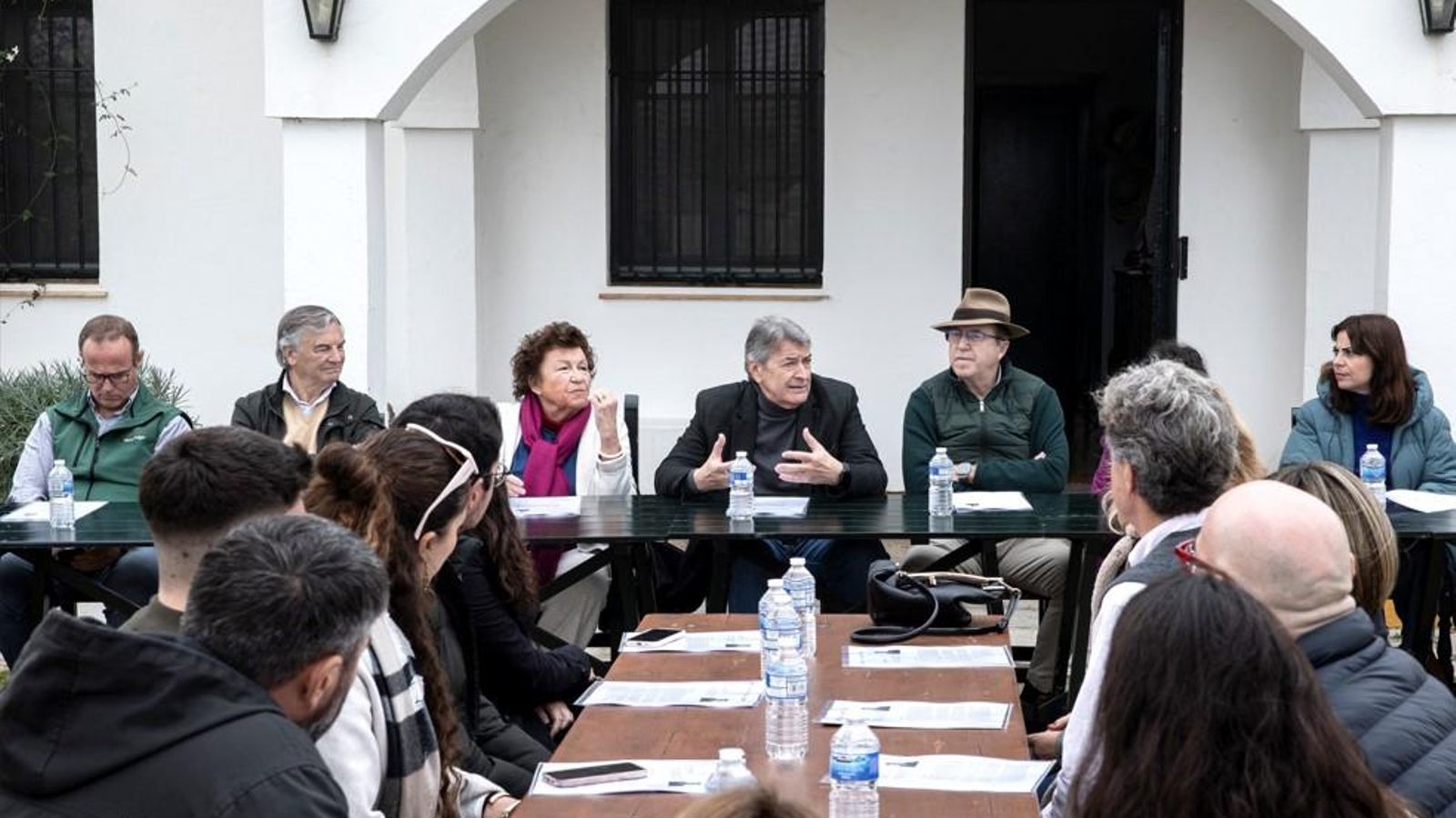Participantes en la mesa redonda sobre la vara y pulgar, junto a otros asistentes al acto.