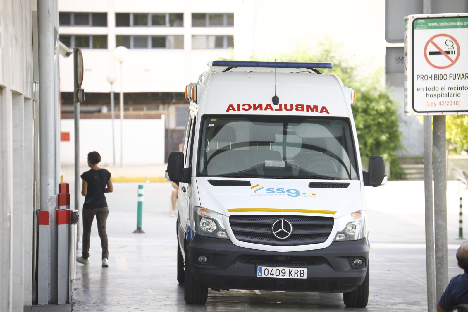Ambulancia en el hospital Reina Sofía. Ambulancia en el hospital Reina Sofía.