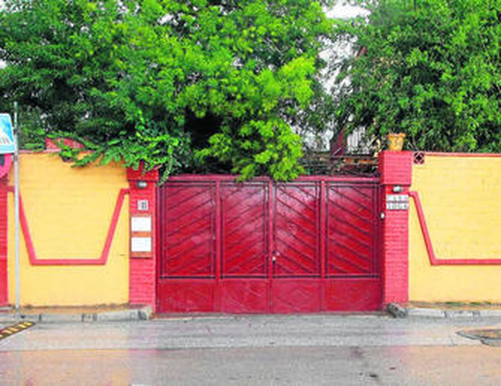 Fachada de la Casa Yoga de la calle Federico García Lorca, limítrofe entre Armilla y el Zaidín.