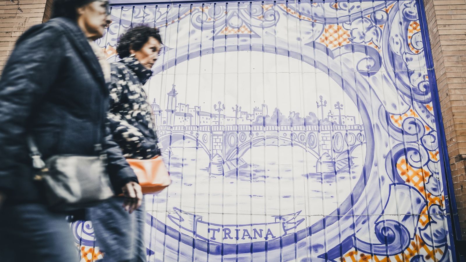 Los vecinos se asombran ante la obra de Kato, en Triana.