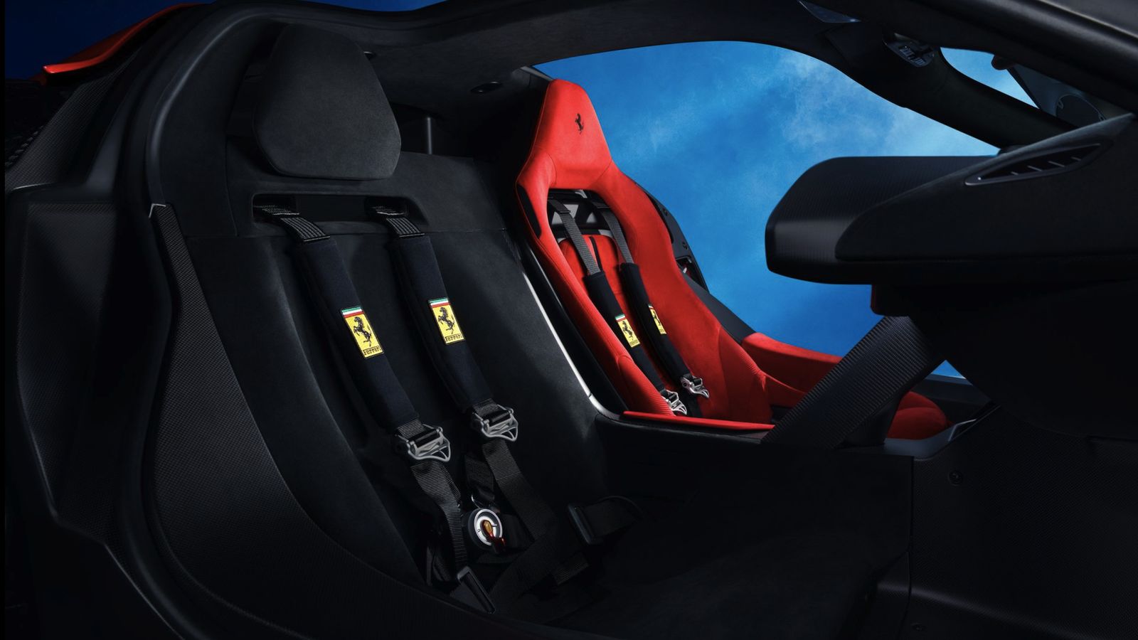 La zona del habitáculo tiene una clara sensación de monoplaza, a pesar de que el coche está homologado para dos ocupantes, lo que da como resultado una arquitectura que podríamos llamar "1+".