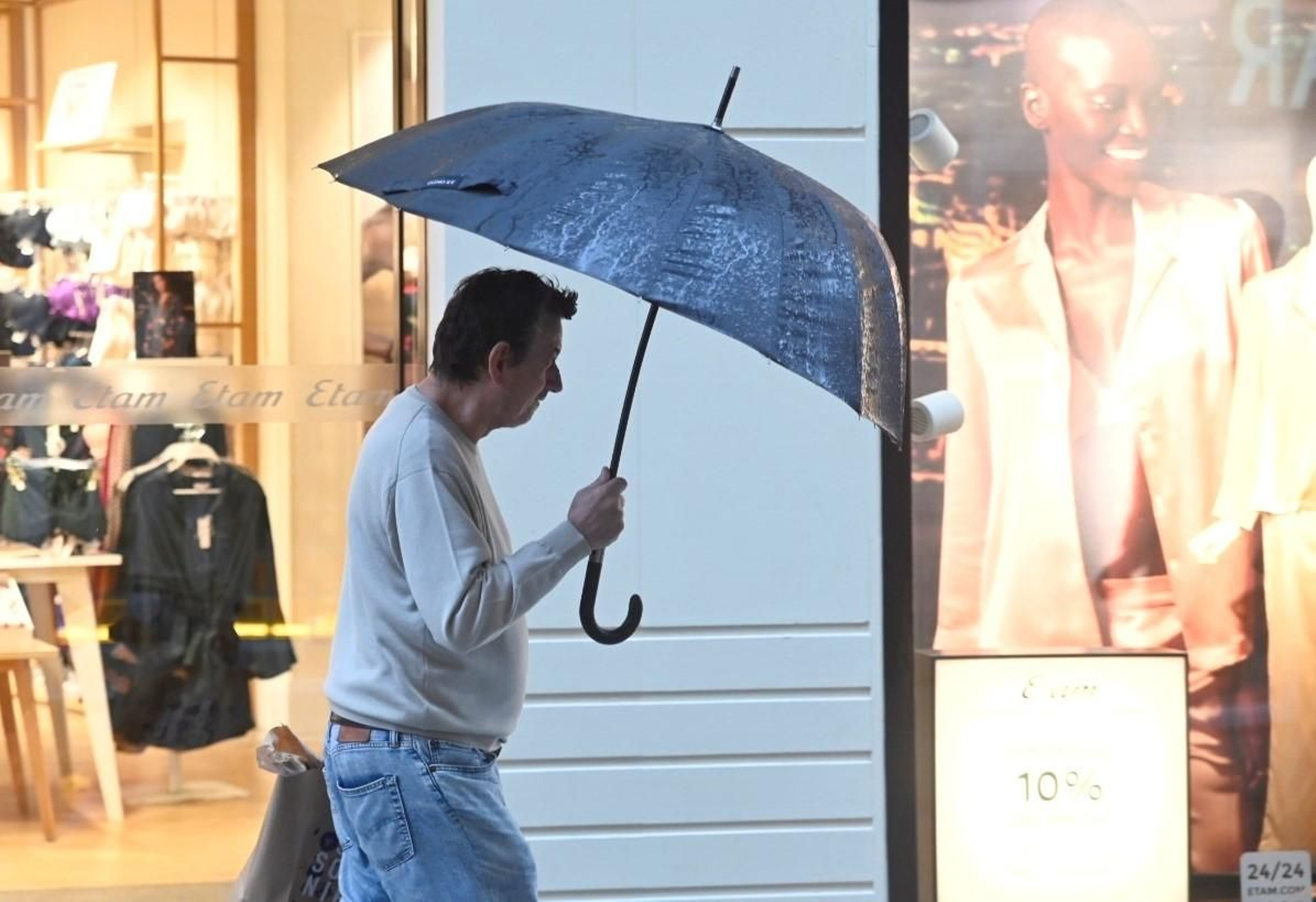 Una persona se protege de la lluvia con un paraguas